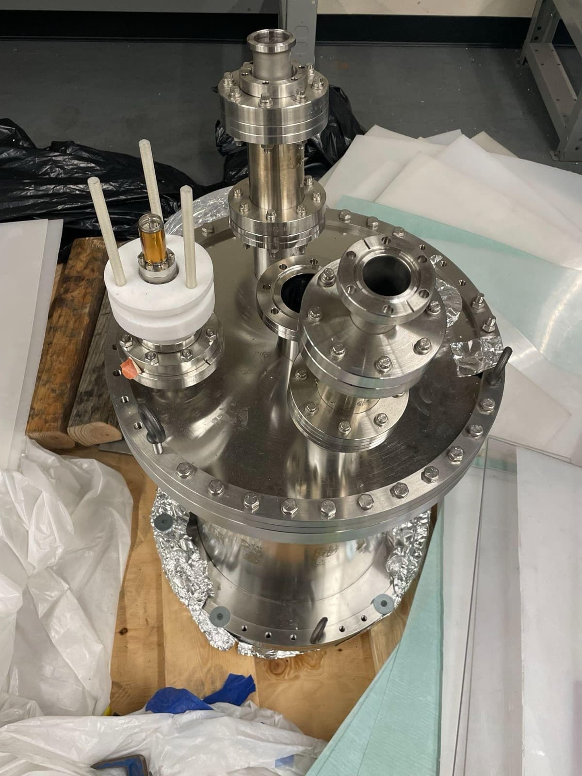 Vacuum vessel lid with flanged ports